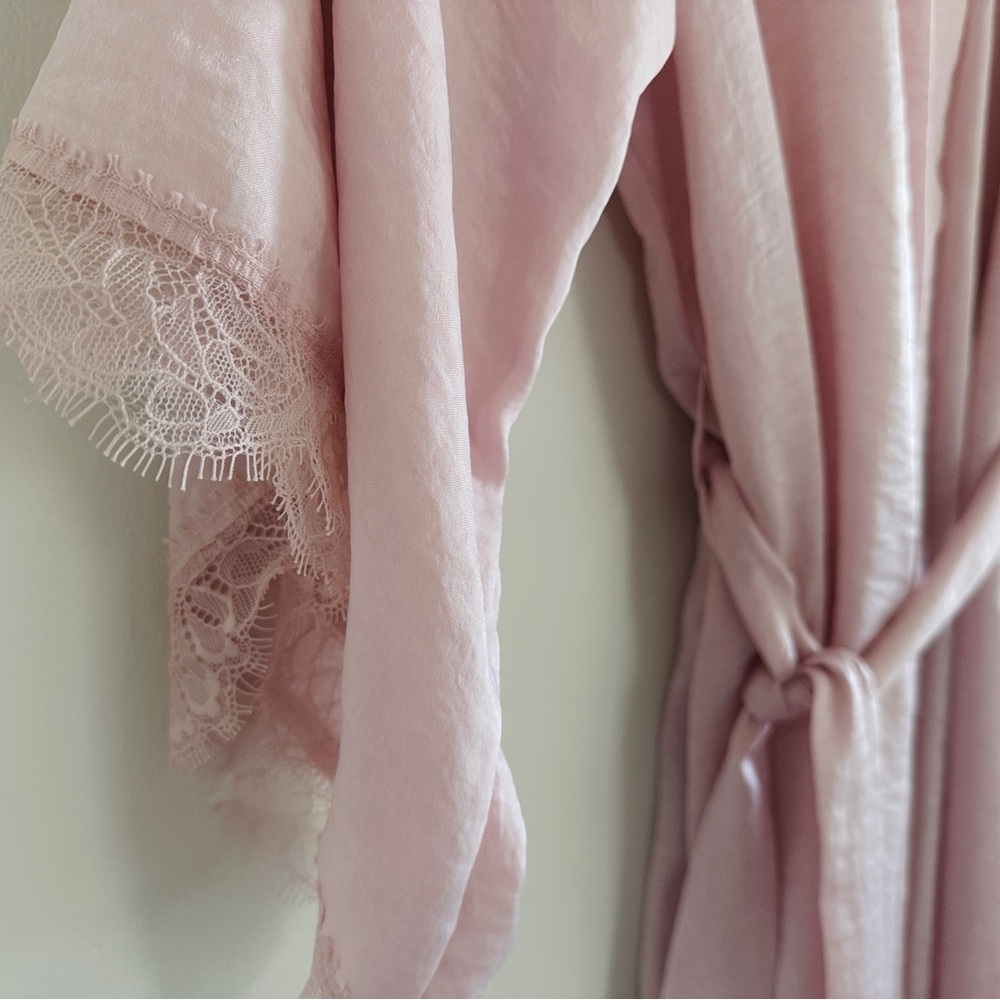 Cute Light Pink, Lightweight short robe 🤍 in Bloom from Nordstrom | XS-S